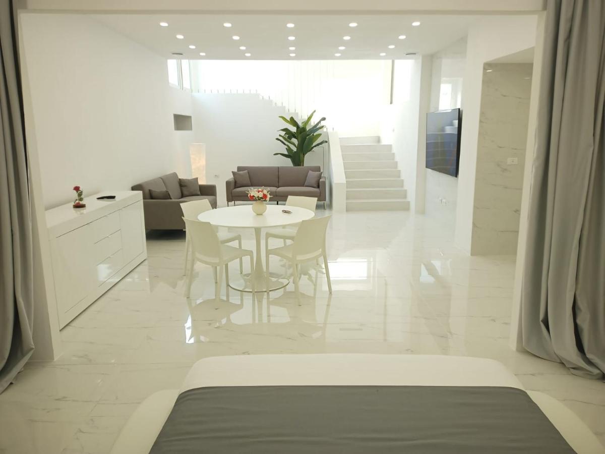 Elegant Basement Suite Orosei Exterior foto