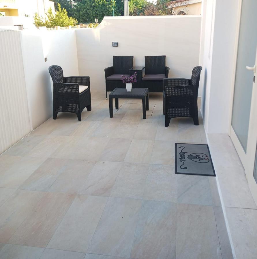 Elegant Basement Suite Orosei Exterior foto