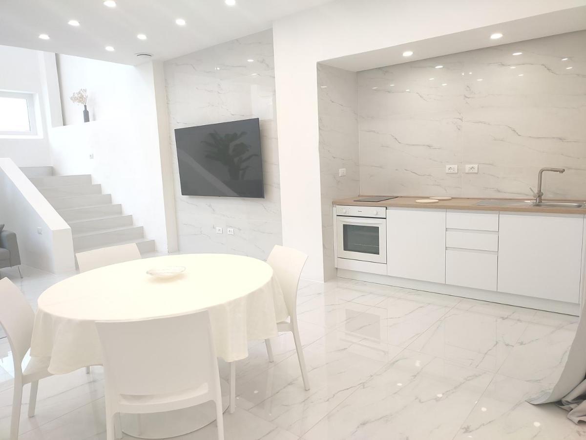 Elegant Basement Suite Orosei Exterior foto